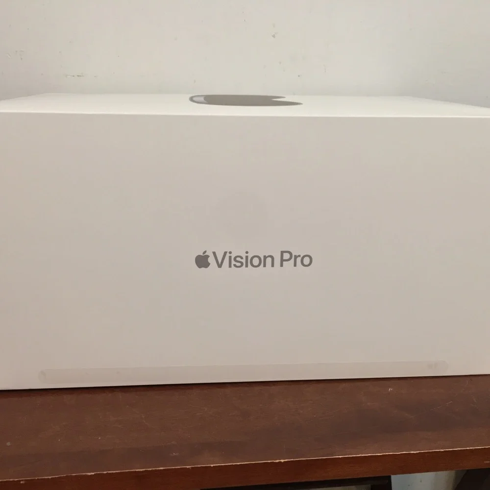 Apple Vision Pro Empty Box And Shopping Bag Only. Please Noted it’s ONLY EMPTY